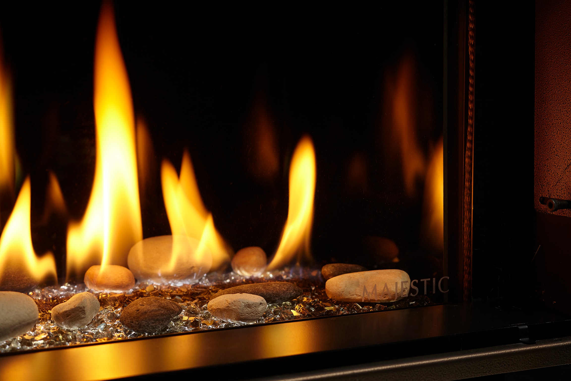 Majestic Echelon II flame detail with reflective panels and river rocks